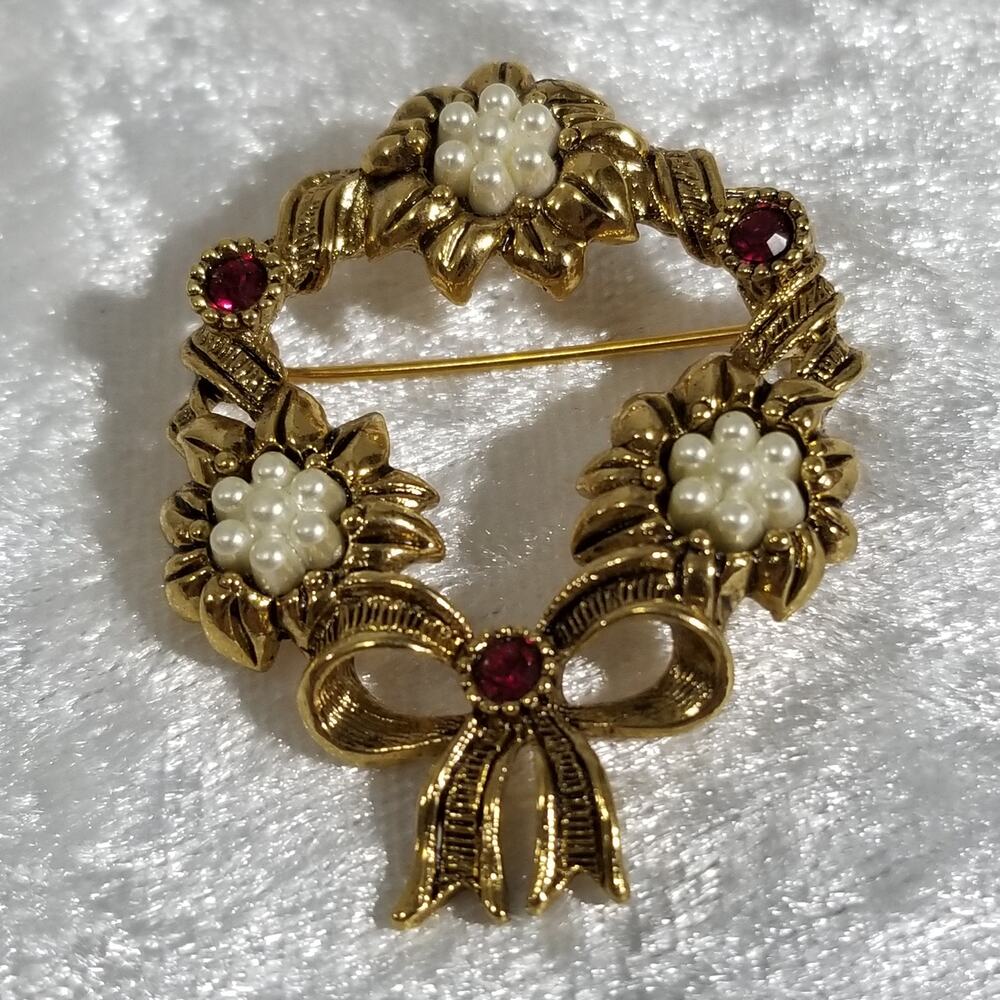 Avon Christmas brooch wreath 1 1/2 inches  1.1786